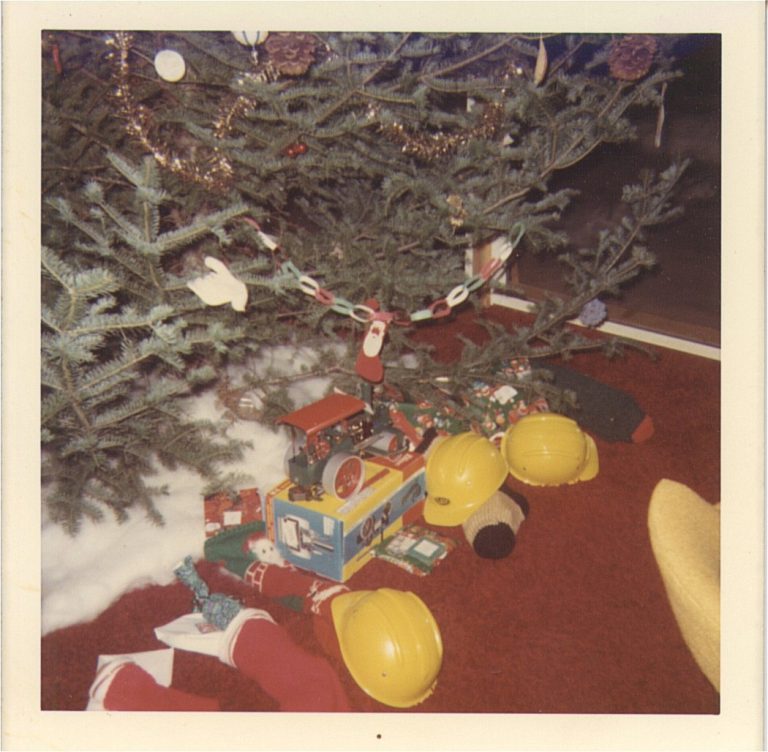 steam-engine-christmas-eve-santas-toys-hayward-1971